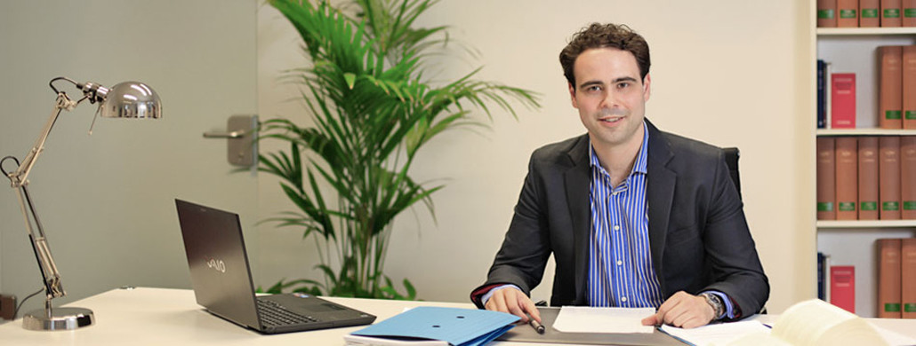 05-Anwaltskanzlei-Kraus-II Rechtsanwalt Kraus am Schreibtisch