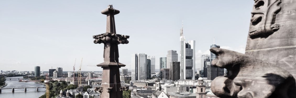 Widerruf Darlehensvertrag / Darlehenswiderruf Bild einer Stadt, rechts eine Statur, links ein Fluss