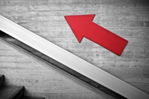 Bild von einem roten Pfeil der eine Treppe rauf zeigt