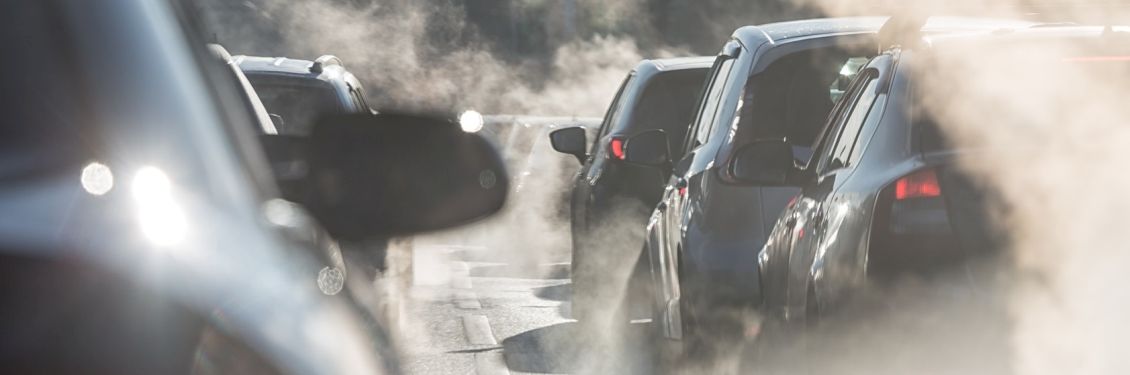 News im Abgasskandal - Das sollten Sie wissen Autos stehen auf der Straße und stoßen Abgase aus