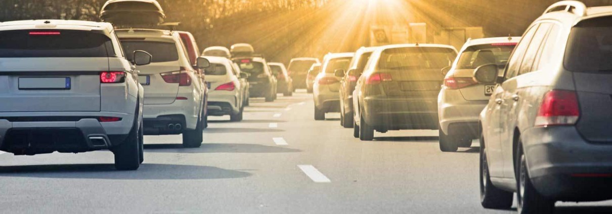 Widerruf Autokredit Autos fahren auf einer Straße in den Sonnenuntergang