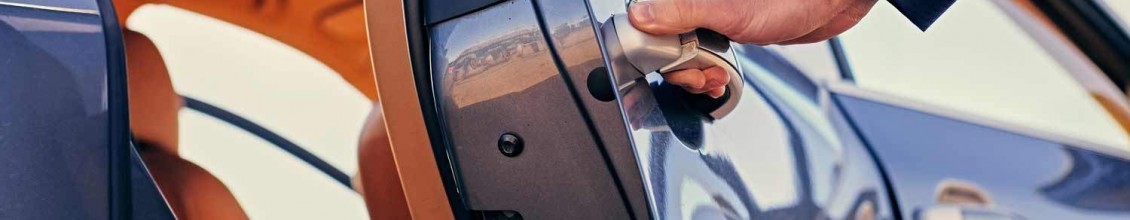 News - Widerruf Autokredit Person öffnet die Hintertür eines Autos