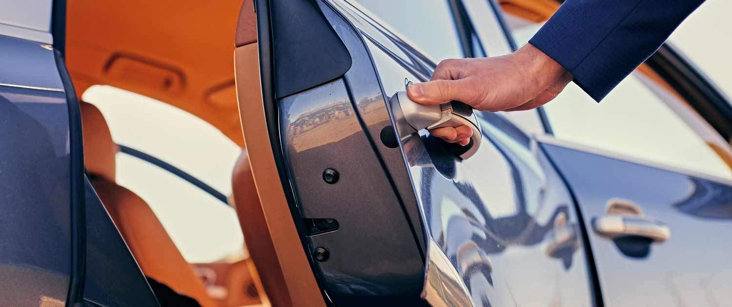 News - Widerruf Autokredit Person öffnet die Hintertür eines Autos