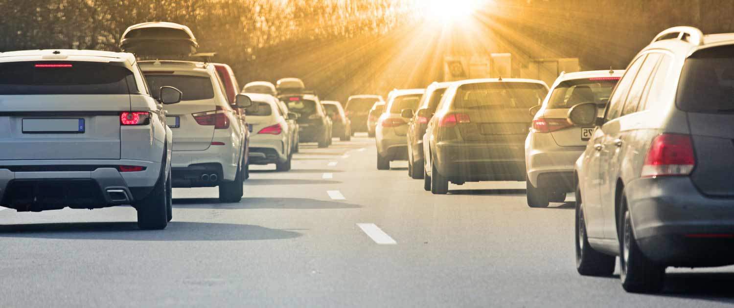 Autos fahren auf einer Straße in den Sonnenuntergang