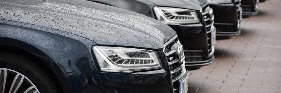 Audi Audi Modelle stehen auf einem Parkplatz