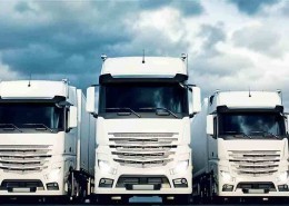 Bild von fünf weißen Lkws neben einander