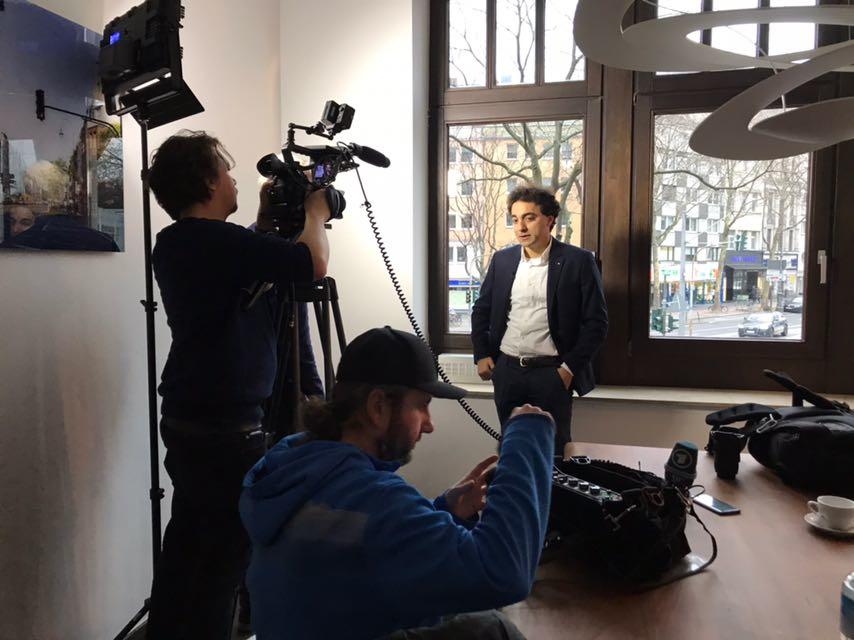 Rechtsanwalt Dr. Ghendler und Kamerateam