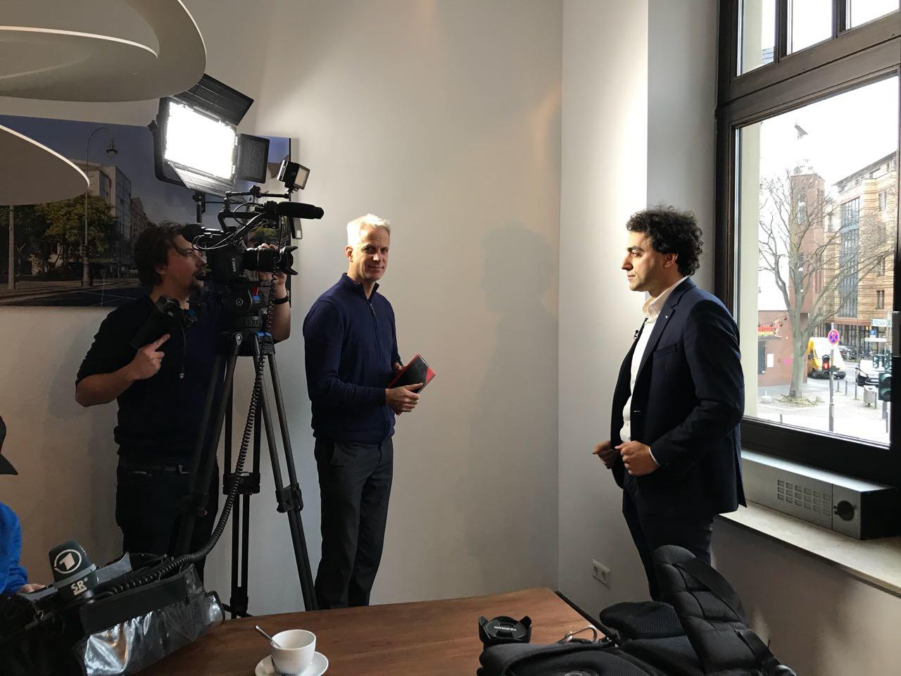 Rechtsanwalt Dr. Ghendler vor der Kamera