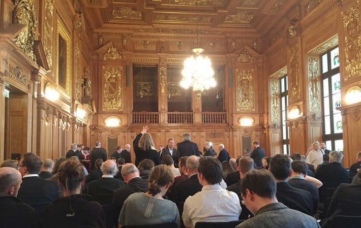 Gerichtssaal mit Zuschauern und Richtern