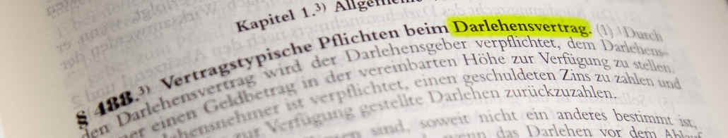 Gesetzbuch aufgeschlagen bei den Vorschriften zum Darlehensvertrag