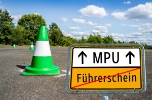 Bild von einem Schild mit Pfeil zur MPU