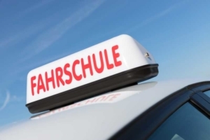 Fahrschulschild auf Auto