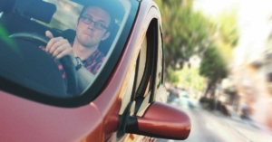 Genervter Mann am Steuer