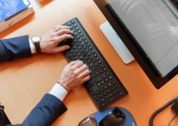 Mann im Anzug schreibt am Computer