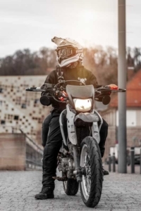 Mann auf Motorrad mit Motorradkleidung