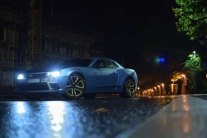 Foto von blauem Auto in der Nacht