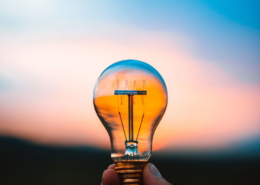 Glühbirne in der Hand