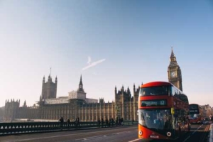 Bild von einem roten Doppeldeckerbus in London vor dem Big Ben