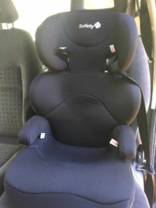 Bild von einem Kindersitz im Auto auf der Rückbank.
