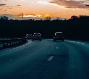 Bild von fahrenden Autos auf der Autobahn