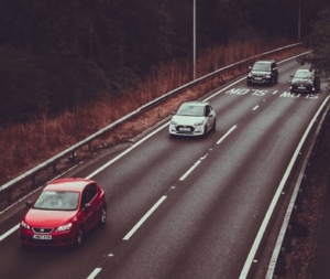 Bild einer Autobahn und fahrenden Autos