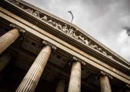 Bild von einem alten Gebäude mit Säulen