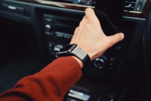 Bild von Handgelenk mit Smartwatch und Hand im Auto