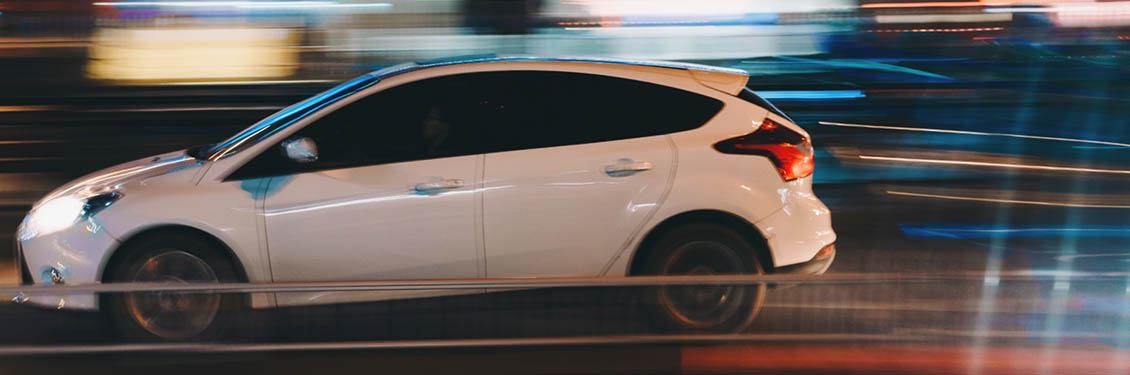 widerruf-ford-kredit Bild von einem weißen fahrrenden Auto