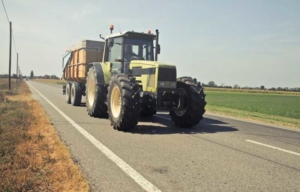 Bild von einem Traktor mit Anhänger auf einer Landstraße