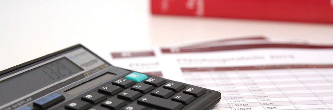 Bild von einem Taschenrechner und Unterlagen