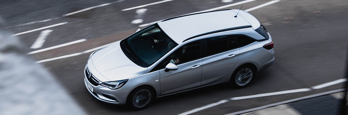 widerruf-opel-kredit Bild von einem fahrenden Auto