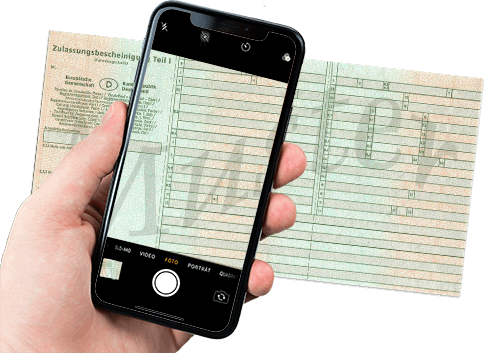 Bild von Smartphone und Fahrzeugschein
