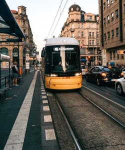Straßenbahn auf Gleisen an einer Haltestelle