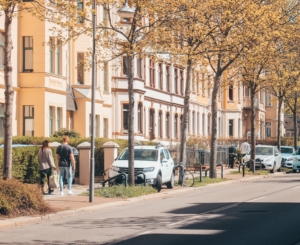 Auf dem Bild ist eine Straße mit parkenden Autos zu sehen. Das Bild soll zeigen, wie Autos in einer Sackgasse parken.