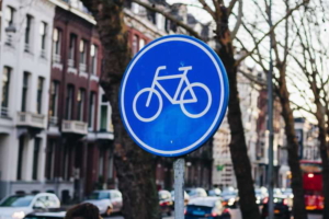 Rundes, blaues Verkehrsschild mit weißem Fahrradsymbol