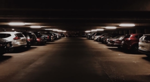 Parkende Autos im Parkhaus