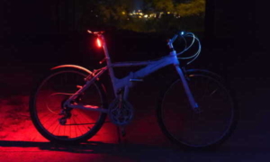 Fahrrad mit eingeschaltetem Rücklicht