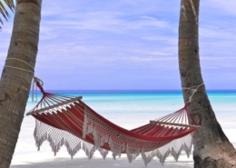 Hängematte am Strand direkt am Meer