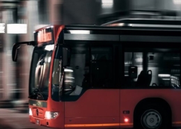 Seitenansicht eines fahrenden Busses