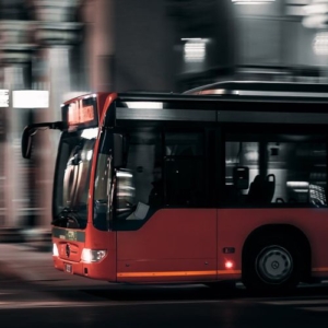 Seitenansicht eines fahrenden Busses