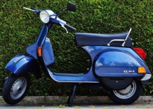 blauer Motorroller