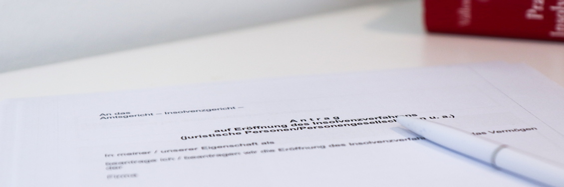 Header-Regelinsolvenz Das Bild zeigt einen Taschenrechner und zwei Bücher aus dem Insolvenzrecht