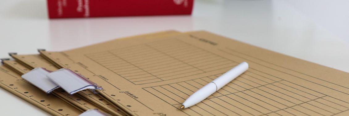 Akten und ein Stift