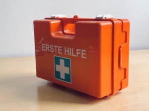 orangefarbener Erste-Hilfe-Kasten