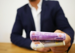 Bild von Mann, der Geld überreicht