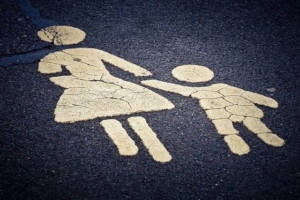 Bild von Straßenmarkierung Frau mit Kind