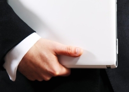 Bild von Mann mit Laptop unter dem Arm