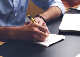 Bild von Mann an Schreibtisch