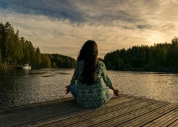 Bild von Frau am See