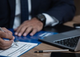 Bild von Mann an Laptop